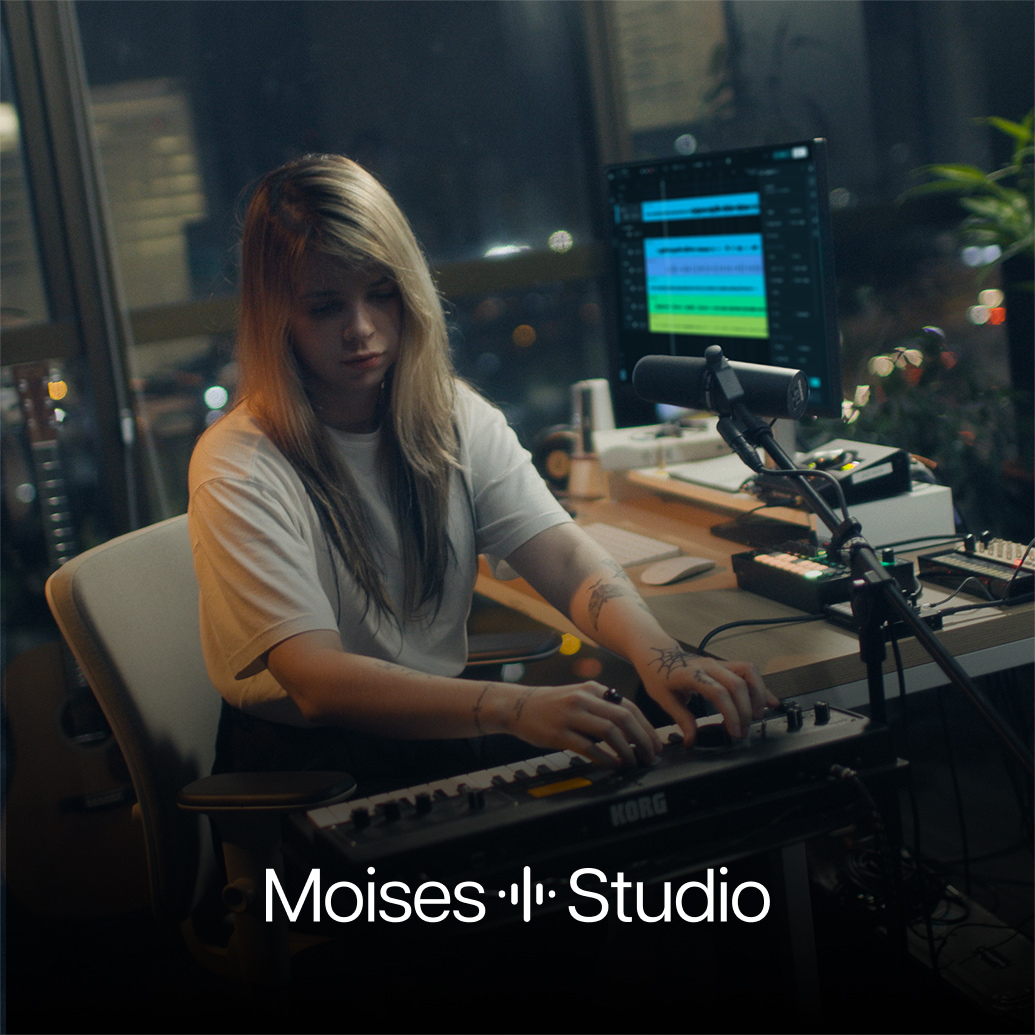 Музыкант создаёт композицию в Moises Studio